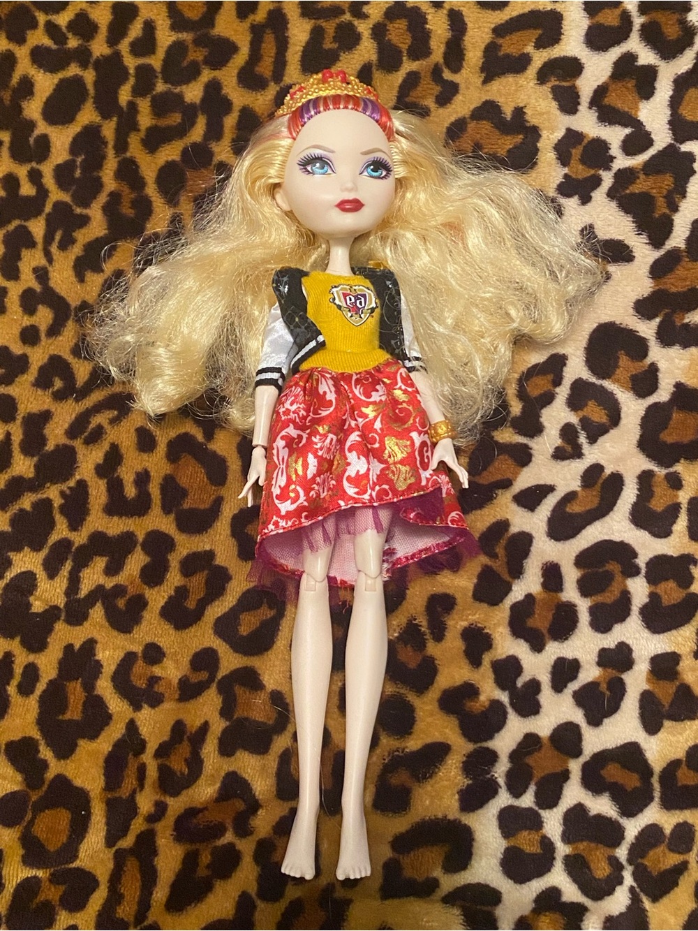 Ever After High “school spirit” apple white doll